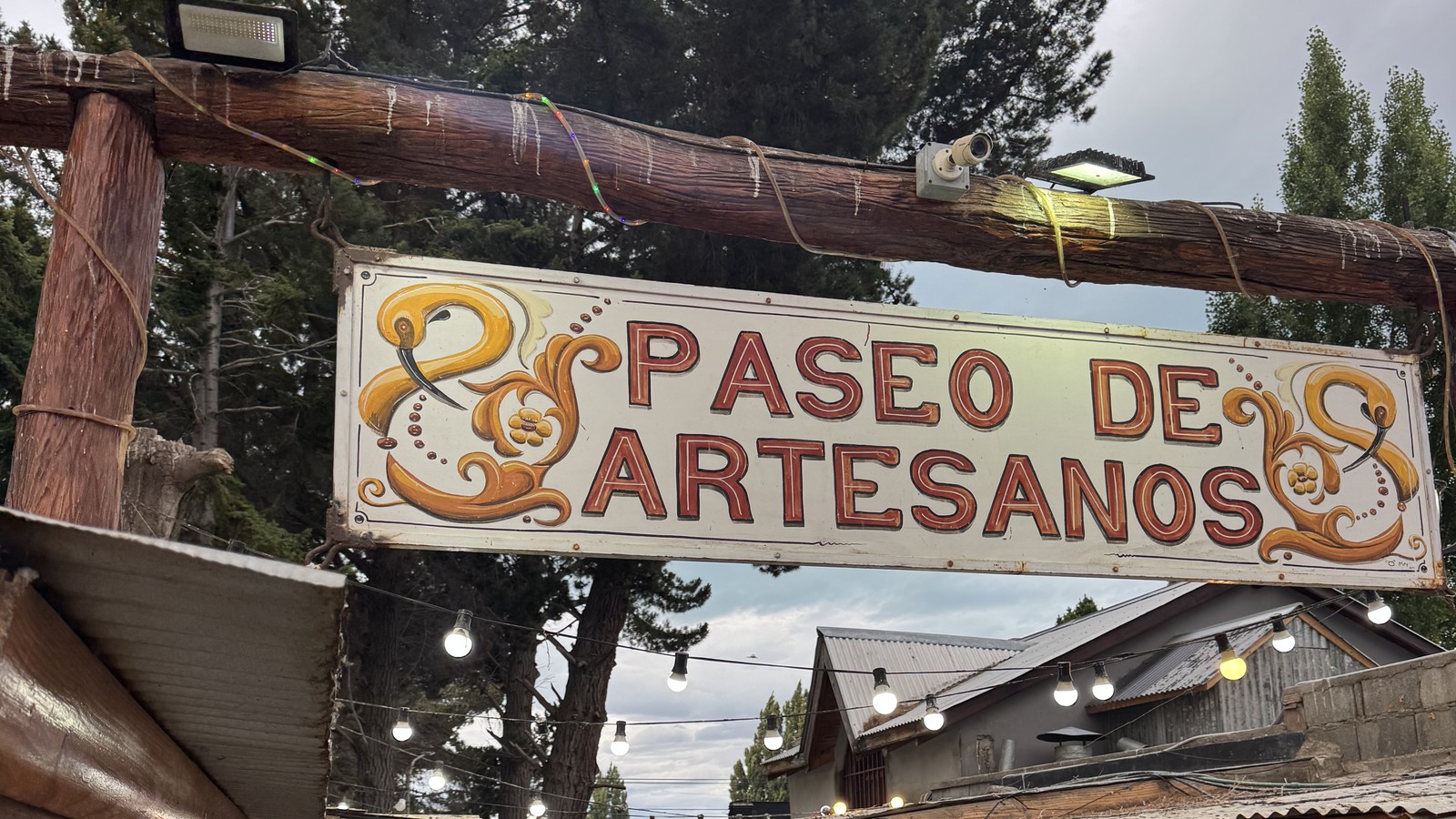 The Paseo de Artesanos market sign in El Calafate