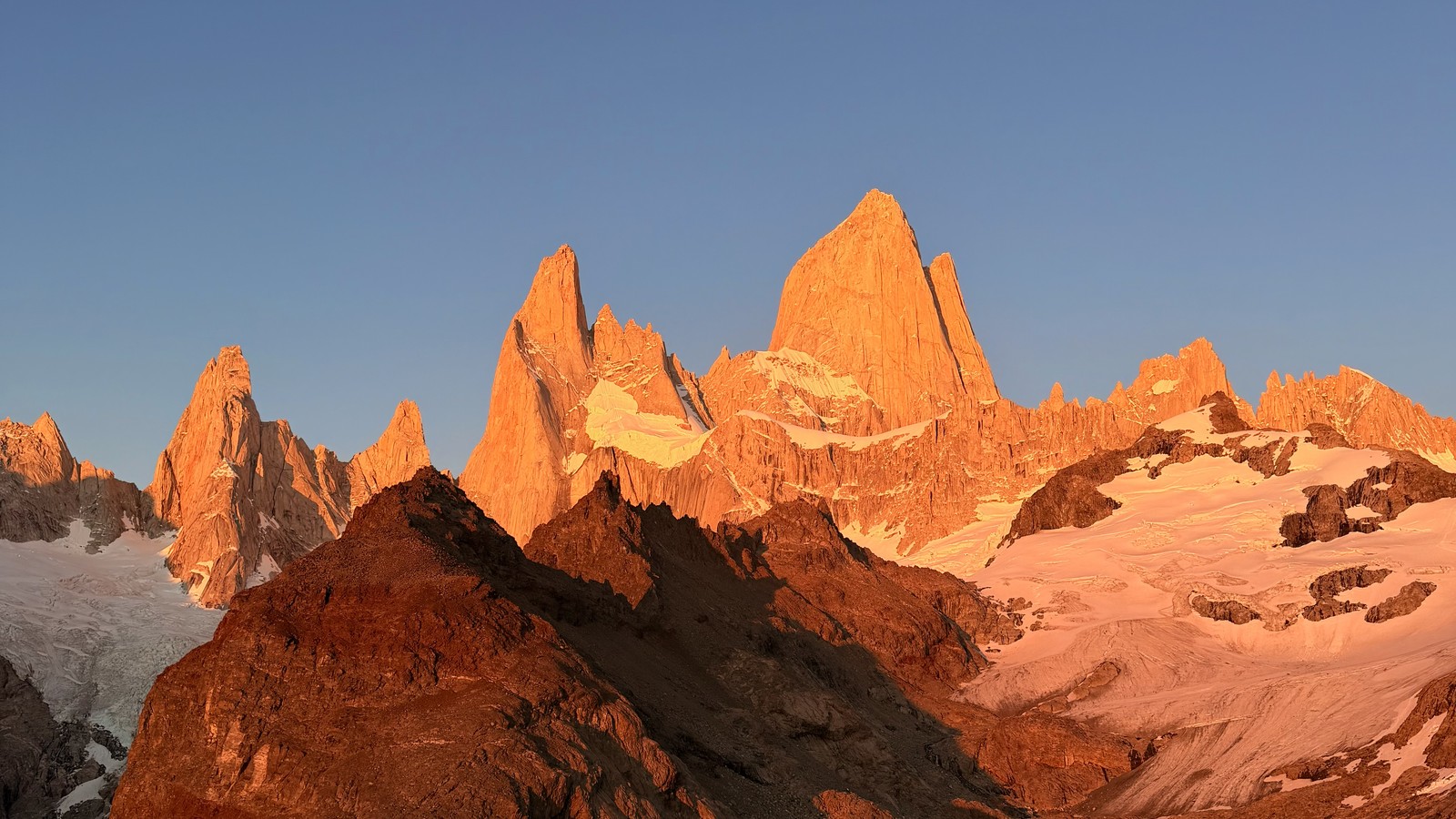 Sunrise on Mount Fitz Roy above Laguna de los Tres