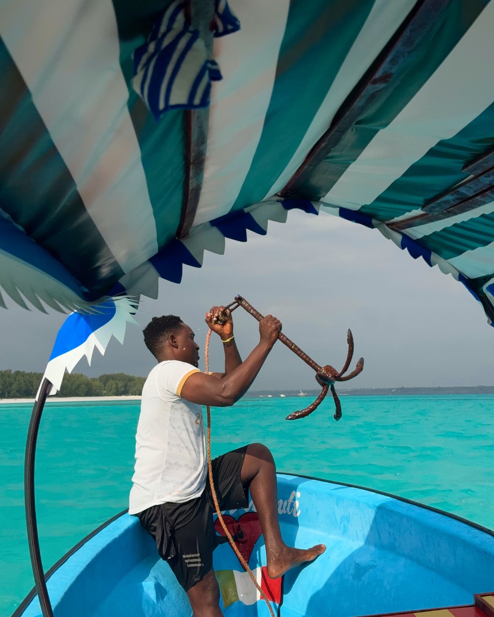 A local wooden boat heading out towards the Mnemba atoll in Zanzibar
