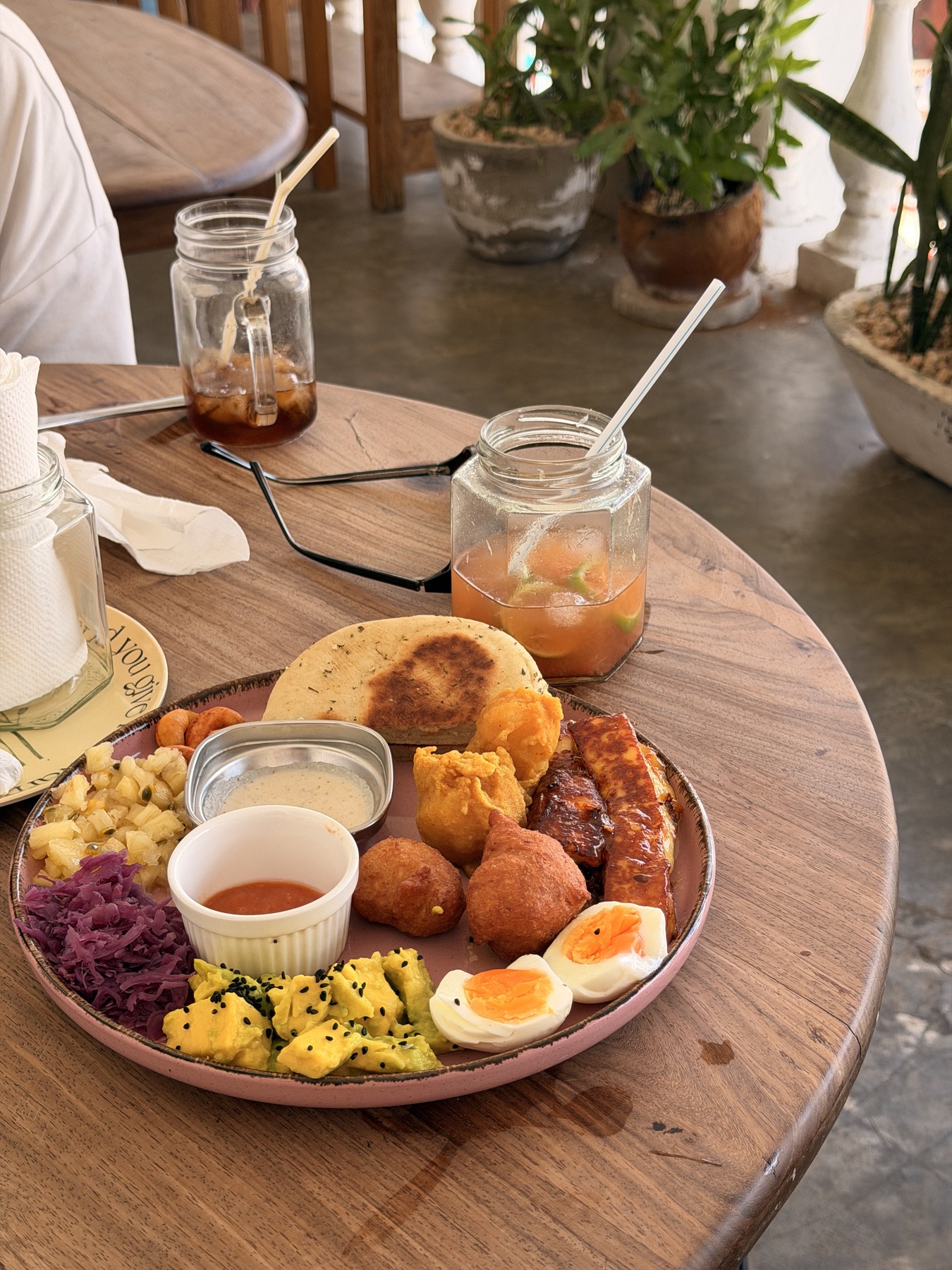 Our breakfast plate and iced drinks at Yeoyum in Stone Town