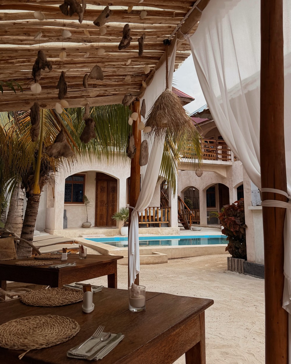 The garden and rooms at Chokoro House accommodation in Paje