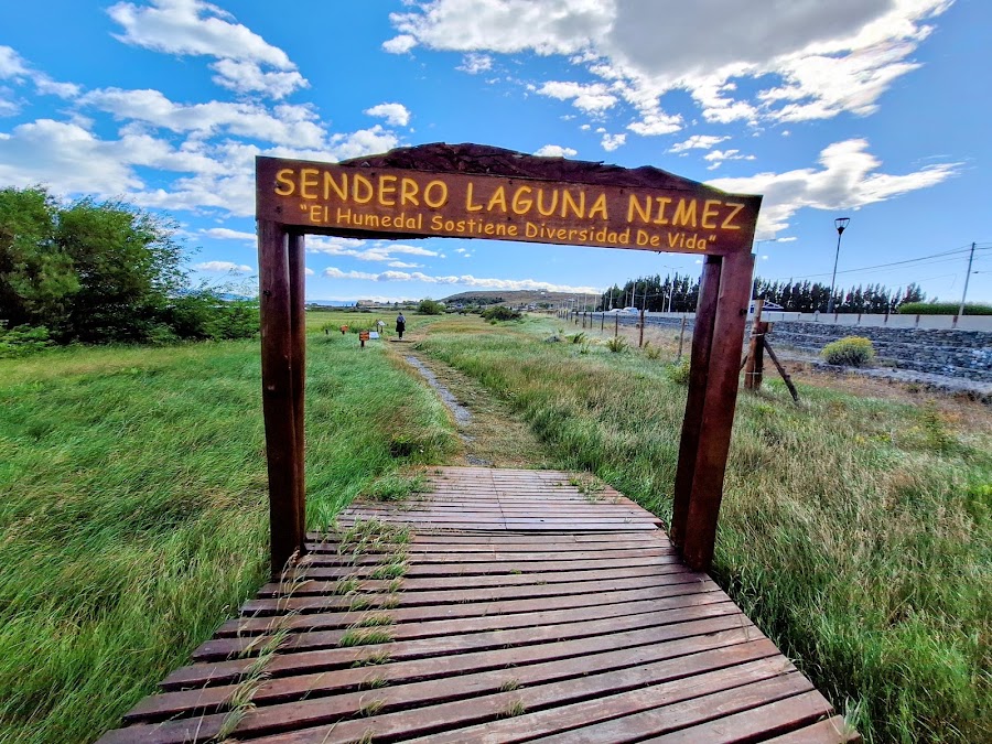 The wooden entrance arch and boardwalk of the Sendero Laguna Nimez trail in El Calafate