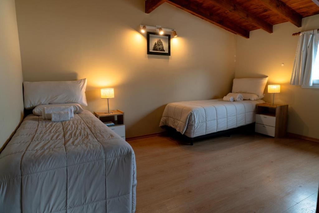 Twin room with timber ceiling at Aparts Merkaba in El Chaltén