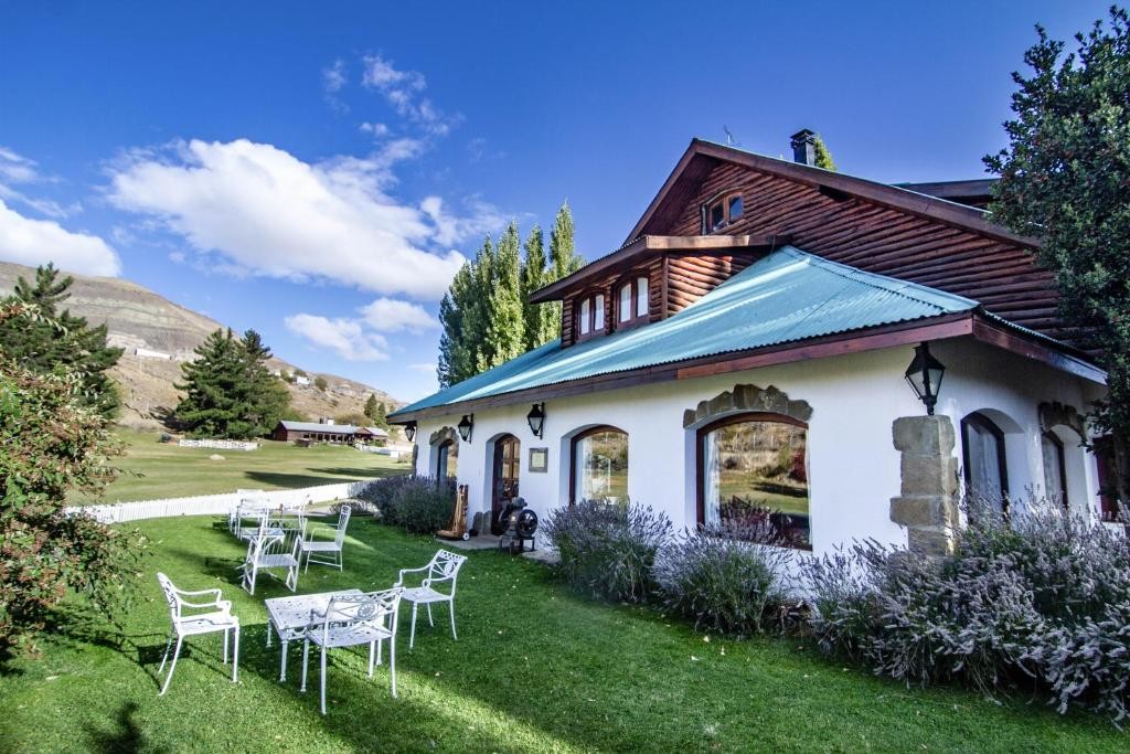 Kau Yatún Hotel Boutique's estancia house and lawn in El Calafate