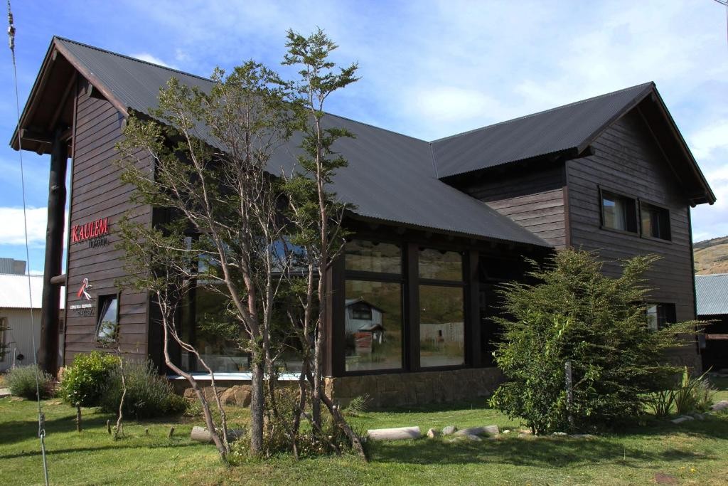 Kaulem Hotel Boutique, a timber and stone lodge in El Chaltén