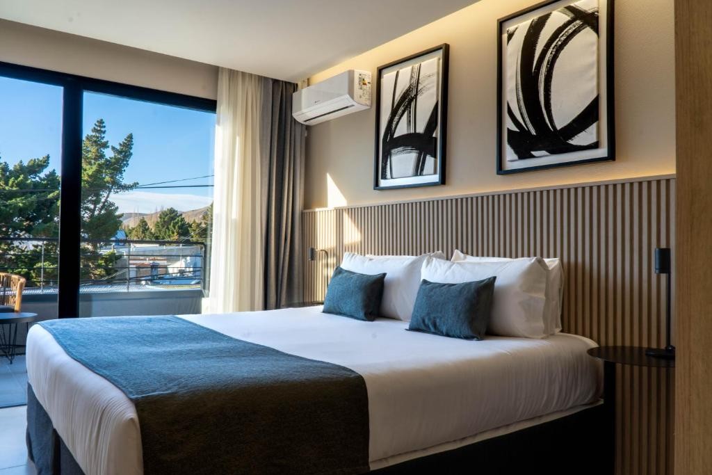 Bright double room with a balcony at Mabra Suites in El Calafate