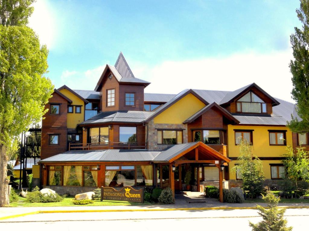 Patagonia Queen Hotel Boutique and its garden in El Calafate