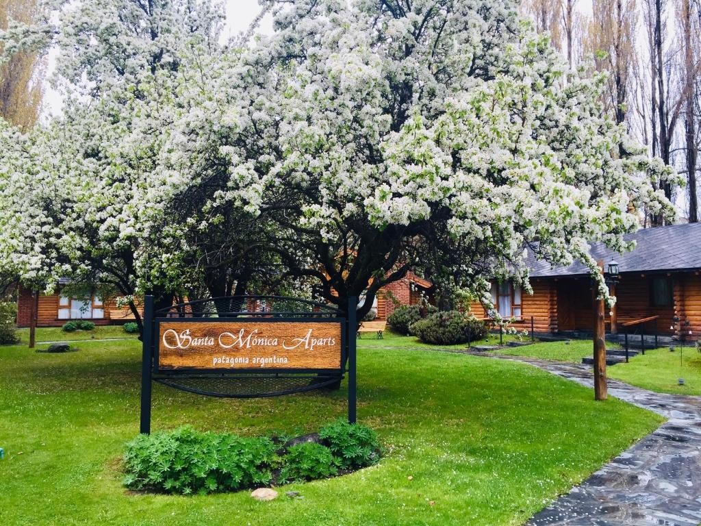 Santa Monica Aparts' garden and timber cabins in El Calafate